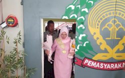 Berpakaian Serba Pink Dewi Tinggalkan Lapas dan Sujud Syukur di Gerbang 