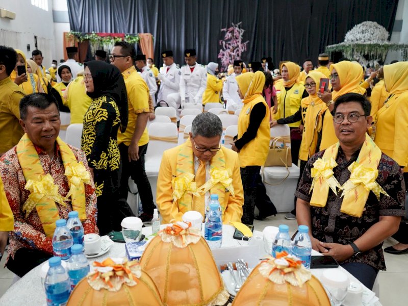 Reuni Dua Sahabat di  Pelantikan DPD II Golkar Bulukumba, Andi Utta-TP Saling Puji