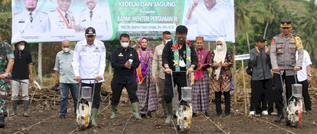 Kementerian Pertanian (Kementan) terus melalukan upaya peningkatan produksi dan pasca panen kedelai lokal guna mengurangi impor dan menuju swasembada kedelai di tahun 2026.