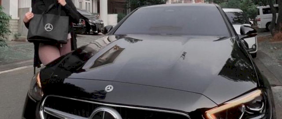 potret Fairuz dan mobil mewahnya. 