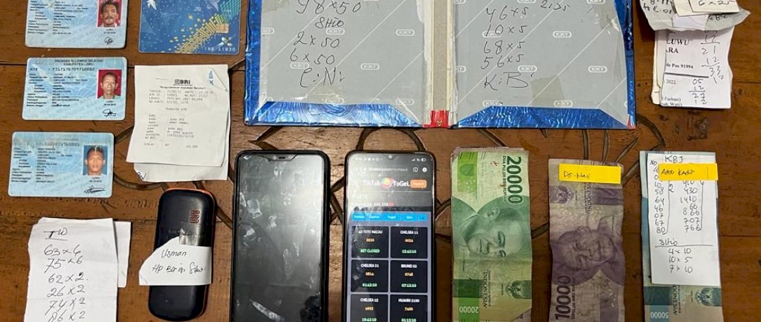 Sejumlah barang bukti yang diamankan dari tangan para pelaku judi online. Sejumlah barang bukti yang diamankan dari tangan para pelaku judi online.