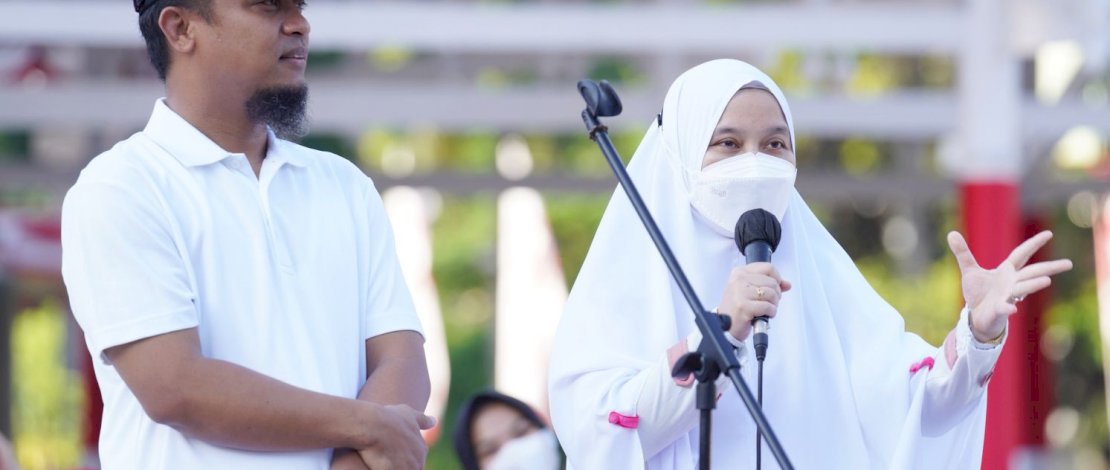 Gubernur Sulsel Andi Sudirman Sulaiman didampingi Ketua Tim Penggerak PKK Sulsel Naoemi Octarina, melepas peserta jalan sehat Gerakan Sulsel Anti Mager di Rujab Gubernur Sulsel, Jumat, 26 Agustus 2022.