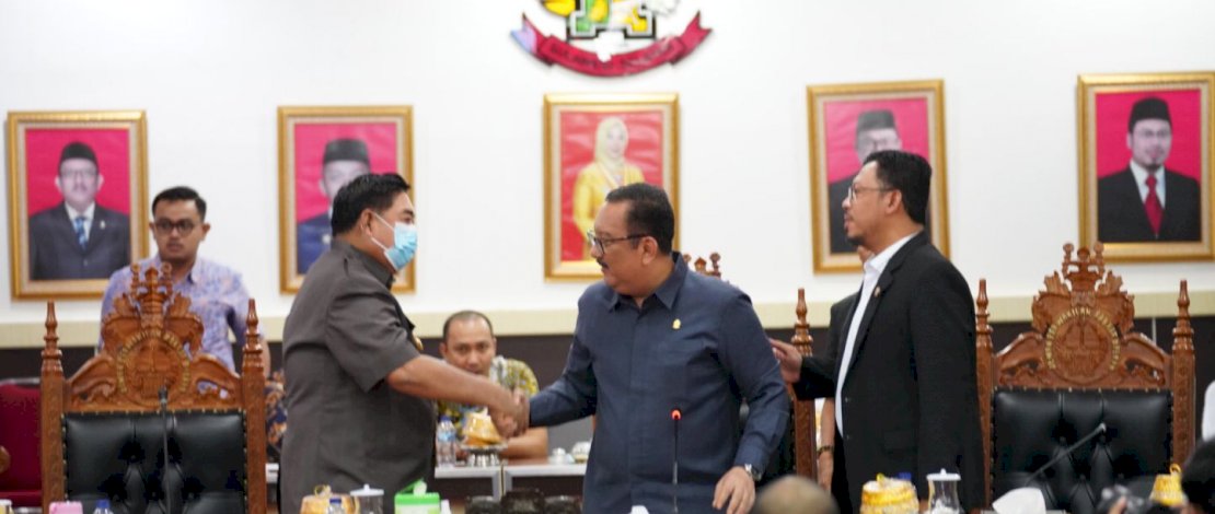 Sekretaris Daerah Provinsi Sulsel, Abdul Hayat, mewakili Gubernur Sulsel, Andi Sudirman Sulaiman, membahas Rancangan Peraturan Daerah (Ranperda) Nomor 10 Tahun 2016. Sekretaris Daerah Provinsi Sulsel, Abdul Hayat, mewakili Gubernur Sulsel, Andi Sudirman Sulaiman, membahas Rancangan Peraturan Daerah (Ranperda) Nomor 10 Tahun 2016.