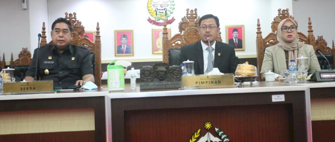 Sekertaris Daerah Provinsi Sulsel Abdul Hayat Gani, menghadiri Rapat Paripurna DPRD dengan agenda Pendapat Gubernur Sulawesi Selatan Terhadap Tiga Ranperda Inisiatif DPRD Provinsi Sulawesi Selatan, di Ruang Paripurna DPRD Sulsel, Jumat, 26 Agustus 2022.