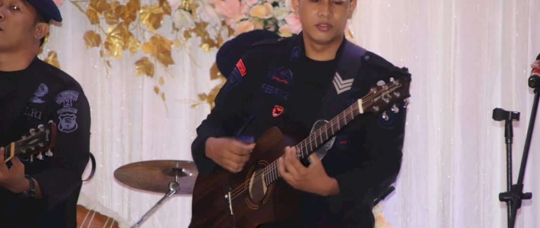 Personel Tenribetta percussion saat tampil dalam Opening Ceremony Botting & Beauty "Glamour" by Niar & Ali Hair-do, Jumat (26/08/2022) malam.
