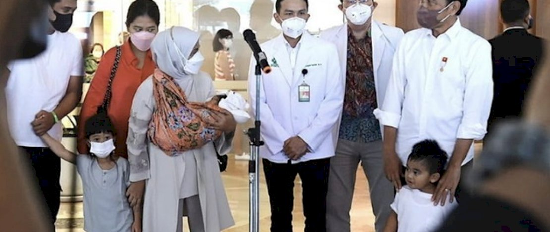 Potret keluarga Presiden Jokowi saat menjemput Kahiyang Ayu di RS usai melahirkan anak ke 3.
