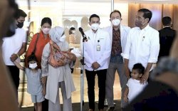 Gaya Ibu Negara Gendong Cucu Tuai Pujian, Netizen: Sekelas Presiden Pakai Jarik, Patut Dicontoh