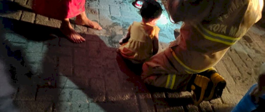 Personel Pemadam Kebakaran Kota Makassar berhasil menyelamatkan seorang balita dalam peristiwa kebakaran yang terjadi di kawasan Pasar Toddopuli, Kecamatan Panakkukang.