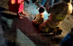 Aksi Heroik Damkar Makassar Selamatkan Balita dari Kepungan Api