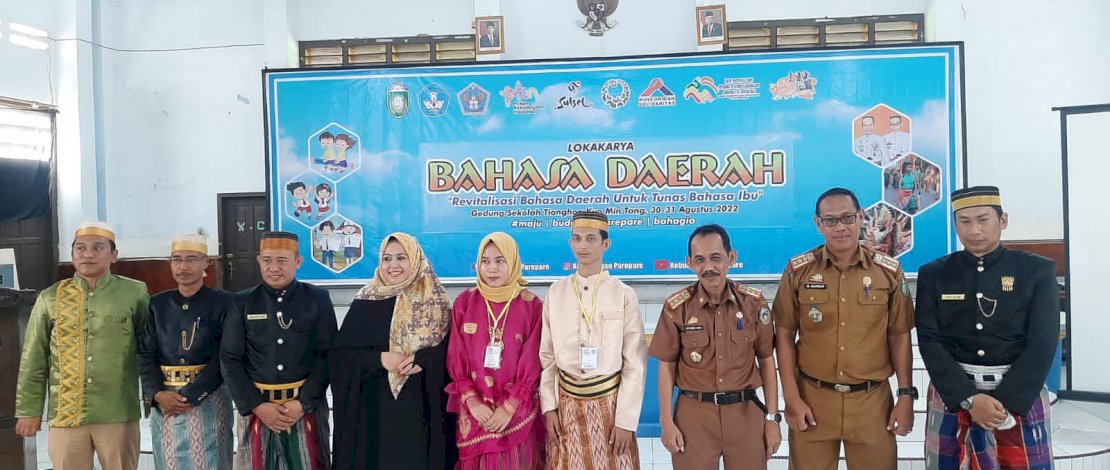 Erna Taufan Hadiahkan Pantun Bugis untuk Guru Bahasa Daerah Parepare