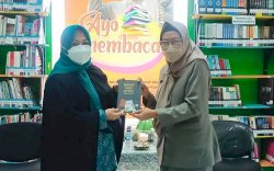 Serahkan Buku Gelisah, Erna Rasyid Taufan Kampanyekan Gemar Membaca