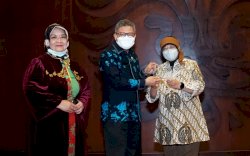 Dua Hari Berturut Taufan Pawe Terima Tiga Penghargaan Nasional