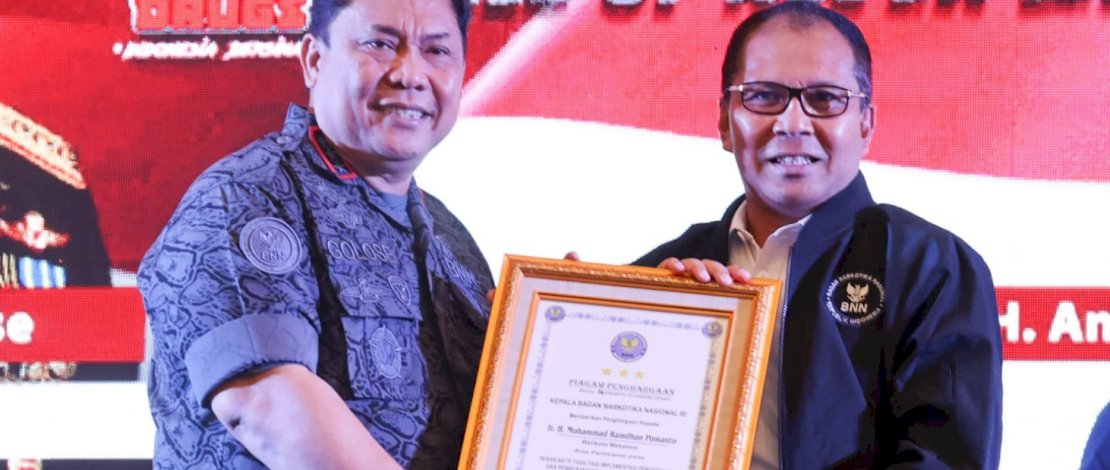 Kepala BNN RI Komisaris Jenderal Polisi Petrus Reinhard Golose, menyerahkan penghargaan kepada Danny Pomanto, di Hotel Claro Makassar, Rabu, 31 Agustus 2022.