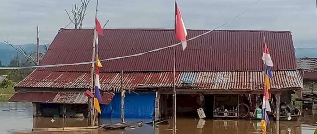 Curah air hujan yang tinggi di hulu mengakibatkan Sungai Rongkong meluap dan merendam empat desa di Kecamatan Malangke Barat.