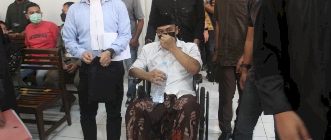 Eks Kasatpol PP Makassar, Iqbal Asnan, menggunakan kursi roda saat hadir di persidangan di PN Makassar, Rabu, 31 Agustus 2022. Eks Kasatpol PP Makassar, Iqbal Asnan, menggunakan kursi roda saat hadir di persidangan di PN Makassar, Rabu, 31 Agustus 2022.