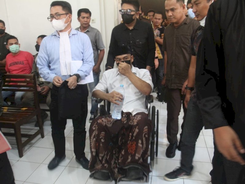 Muncul dengan Kursi Roda, Eks Kasatpol PP Makassar Didakwa Pembunuhan Berencana