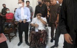 Muncul dengan Kursi Roda, Eks Kasatpol PP Makassar Didakwa Pembunuhan Berencana