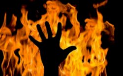 Lindungi Anak, Seorang Istri Dibakar Hidup-hidup oleh Suaminya