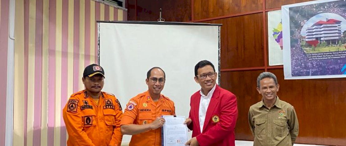 
Penandatangan kerjasama antara Kepala Pelaksana BPBD, Achmad Hendra Hakamuddin dan Ketua LPPM Unhas, Prof. dr. Muh. Nasrum Massi bertempat di di Aula Gedung LPPM Unhas, Makassar, Jumat (02/09/2022). 
