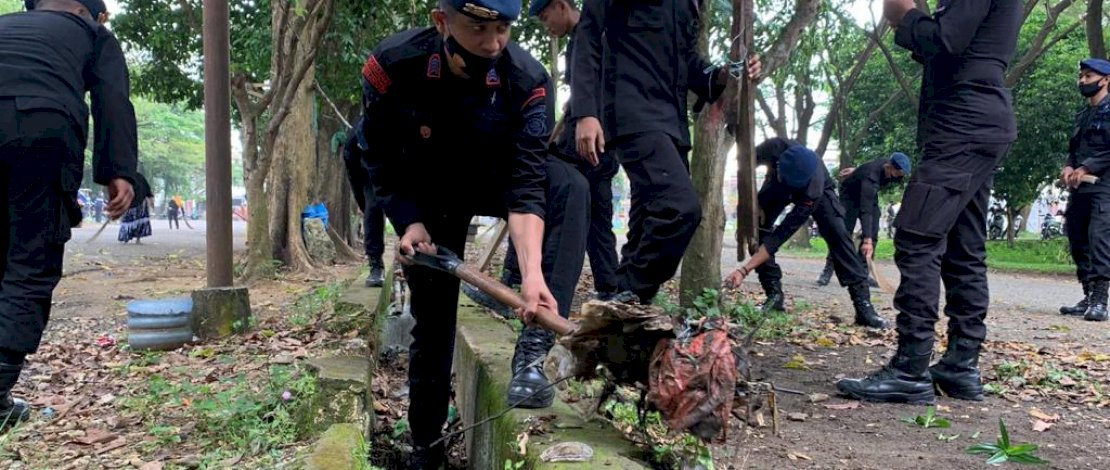 Dukung Bone Raih Adipura 2022, Anggota Brimob Yon C Pelopor Ikut Kerja Bakti Dukung Bone Raih Adipura 2022, Anggota Brimob Yon C Pelopor Ikut Kerja Bakti