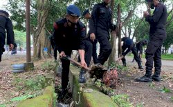 Dukung Bone Raih Adipura 2022, Anggota Brimob Yon C Pelopor Ikut Kerja Bakti