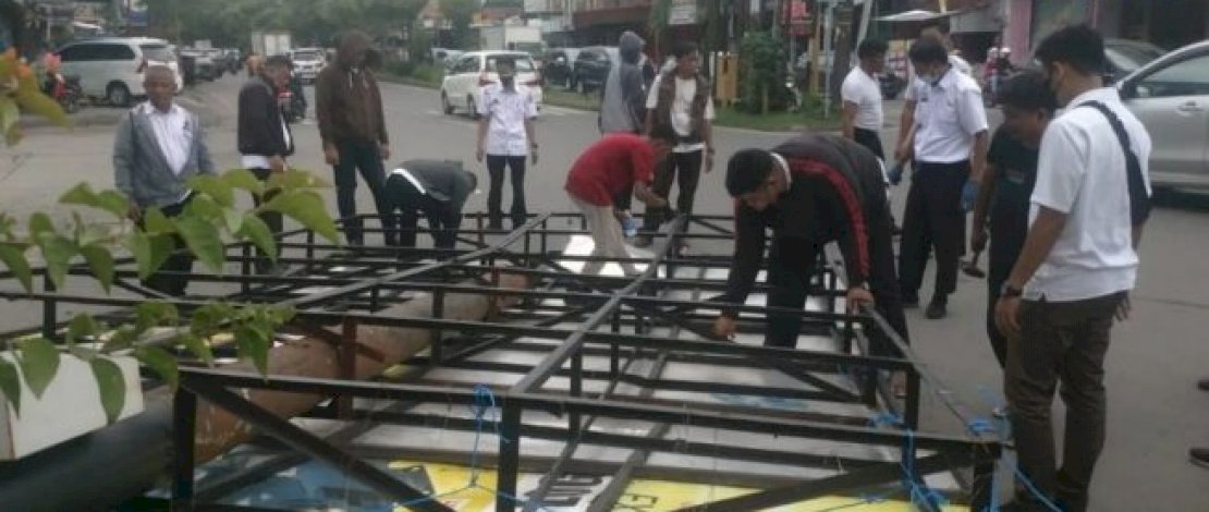 Bapenda Makassar Tertibkan Reklame Kadaluarsa dan Ganggu Keindahan Kota