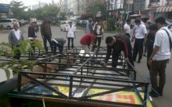 Bapenda Makassar Tertibkan Reklame Kadaluarsa dan Ganggu Keindahan Kota