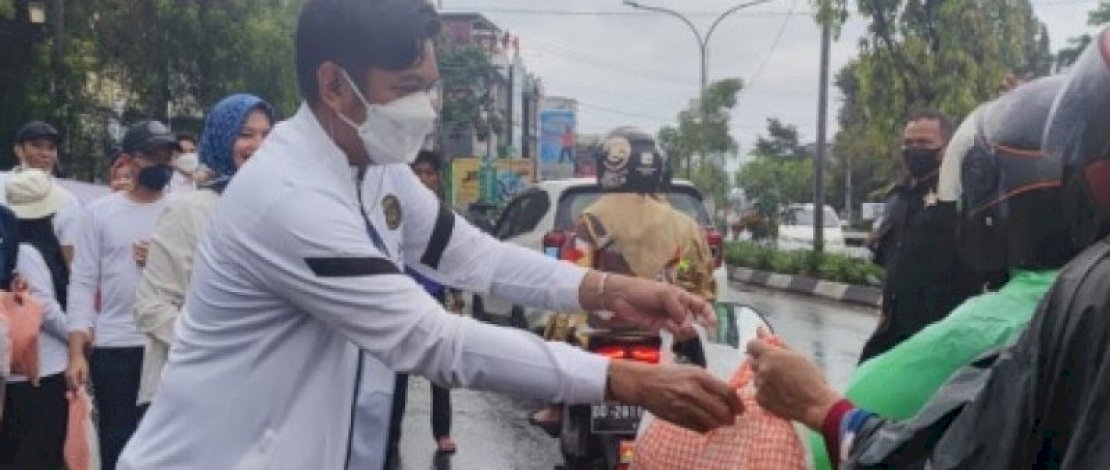 Festival Rebus, Kepala Bapenda Makassar Bagi-bagi Resbusan di Jalanan