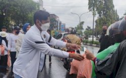 Festival Rebus, Kepala Bapenda Makassar Bagi-bagi Resbusan di Jalanan