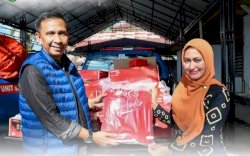 Bupati Lutra Terima Bantuan Sembako untuk Korban Banjir