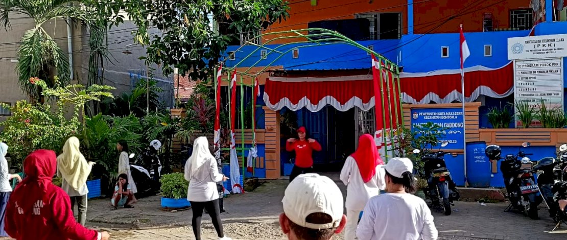 Germas Di Kelurahan Gaddong, Warga Senam dan Makan Buah