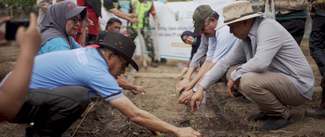 Bupati Takalar, Syamsari Kitta, melakukan penanaman perdana berbagai jenis sayuran dan buah di Taman Wisata Gizi, Sabtu, 3 September 2022