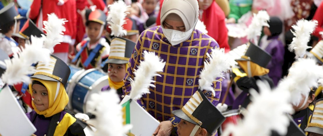 Ketua TP PKK Kota Makassar, Indira Yusuf Ismail, melepas peserta pawai dan drum band yang diikuti murid TK se-Kota Makassar, di Mal GTC, Jalan Metro Tanjung Bunga, Sabtu, 3 September 2022.