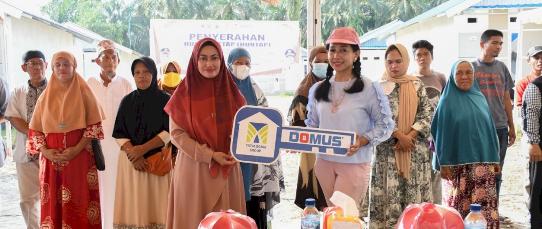 Bupati Luwu Utara, Indah Putri Indriani, menyerahkan hunian tetap bantuan BNPB melalui dana stimulan rumah rusak tahun 2021, untuk korban bencana banjir bandang dan tanah longsor, Sabtu, 3 September 2022.