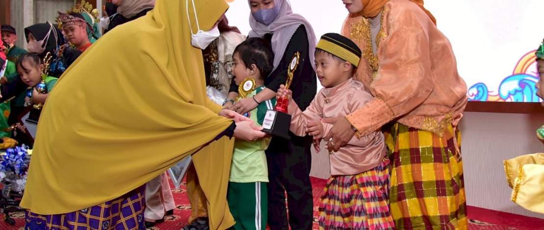 Dinas Pendidikan Sulsel bekerjasama dengan Pokja Bunda PAUD dan Tim Penggerak PKK Sulsel, menggelar Gebyar PAUD 2022, yang dipusatkan di Baruga Karaeng Pattingalloang Rumah Jabatan Gubernur Sulsel, Sabtu, 3 September 2022.