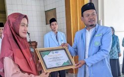 Peduli dengan Taman Pendidikan Al Quran, Bupati Lutra Terima Penghargaan BKPRMI