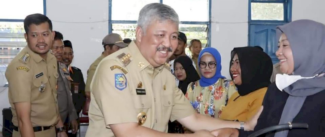 Bupati Pinrang, Irwan Hamid, menyerahkan bantuan kepada 12 kelompok pemberdayaan masyarakat, di Kecamatan Watang Sawitto, Senin, 5 September 2022. 