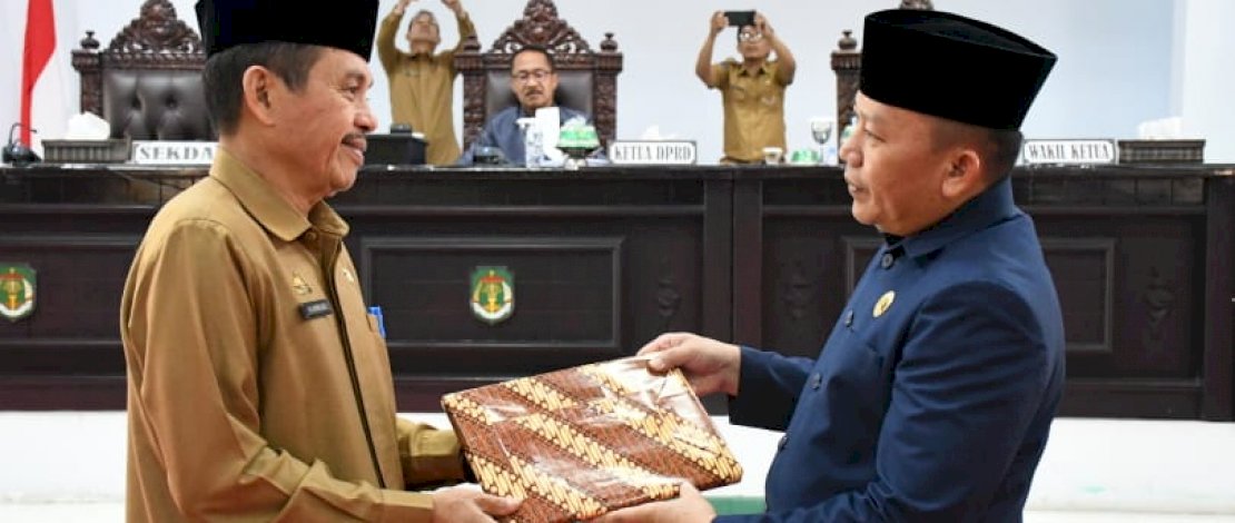Sekretaris Daerah Kabupaten Luwu Utara (Lutra), Ir Armiadi, menghadiri Rapat Paripurna DPRD, dengan agenda Penyerahan Dua Ranperda dan Penandatangan Nota Kesepakatan Bersama antara Pemkab dan DPRD Lutra, Senin, 5 September 2022.