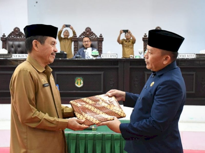 Sekda Lutra Hadiri Paripurna Penyerahan Dua Ranperda