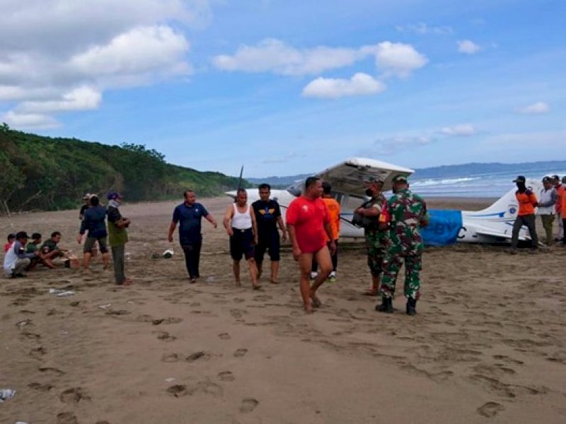 Pesawat Latih Mendarat Darurat di Pantai, Pilot dan Penumpang Alami Luka-luka