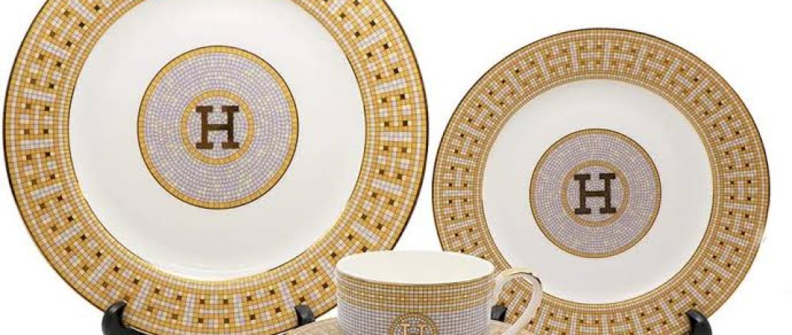 Piring Atta Halilintar yang berapis emas. 