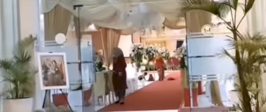 Suasana resepsi pernikahan di Gedung  Lestari, yang sepi karena tidak ada tamu yang hadir. Tamu tidak bisa datang karena jalan menuju gedung tertutup aksi demonstrasi protes kenaikan BBM, Senin (5/9/2022)  (tangkapan layar instagram @info_kejadian_makassar