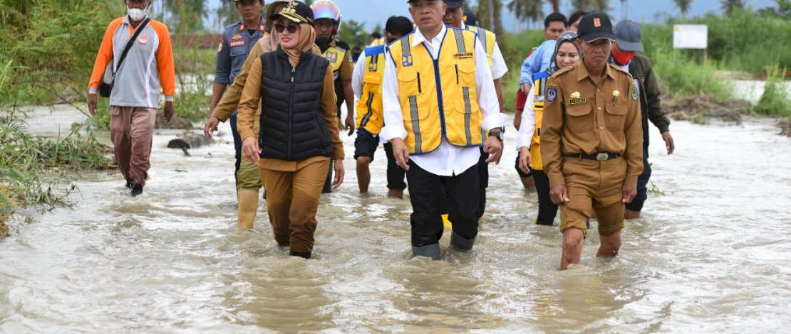 Kementerian PUPR meninjau langsung beberapa titik banjir di Luwu Utara, Senin, 5 September 2022.