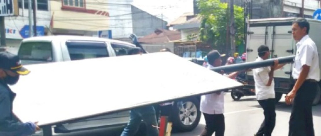 Bapenda Makassar Kembali Tertibkan Reklame Ilegal, Ada Bilboard Ukuran Jumbo