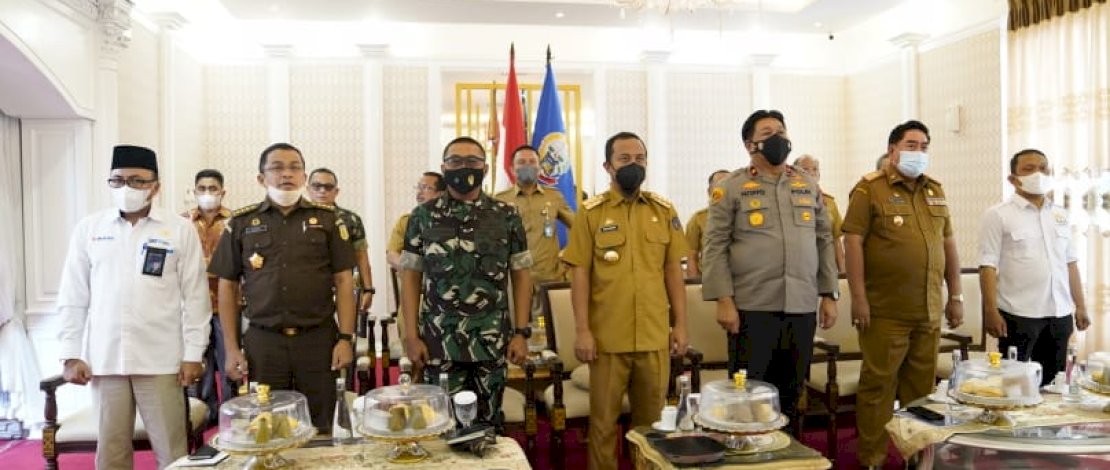 Gubernur Sulsel, Andi Sudirman Sulaiman, bersama Forkopimda Sulsel, termasuk Pangdam XIV Hasanuddin yang baru, Mayjen TNI Totok Imam Santoso, menghadiri secara virtual dari Rumah Jabatan Gubernur, Rapat Koordinasi Kebijakan Pengendalian Inflasi (TPID) yang dipimpin oleh Menteri Dalam Negeri RI, Muhammad Tito Karnavian, kemarin, Senin, 5 September 2022. Gubernur Sulsel, Andi Sudirman Sulaiman, bersama Forkopimda Sulsel, termasuk Pangdam XIV Hasanuddin yang baru, Mayjen TNI Totok Imam Santoso, menghadiri secara virtual dari Rumah Jabatan Gubernur, Rapat Koordinasi Kebijakan Pengendalian Inflasi (TPID) yang dipimpin oleh Menteri Dalam Negeri RI, Muhammad Tito Karnavian, kemarin, Senin, 5 September 2022.