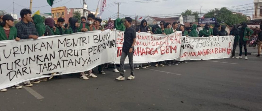 Aliansi Mahasiswa Hukum UMI melakukan aksi unjuk rasa di depan Kantor DPRD Sulsel, Selasa, 6 September 2022.