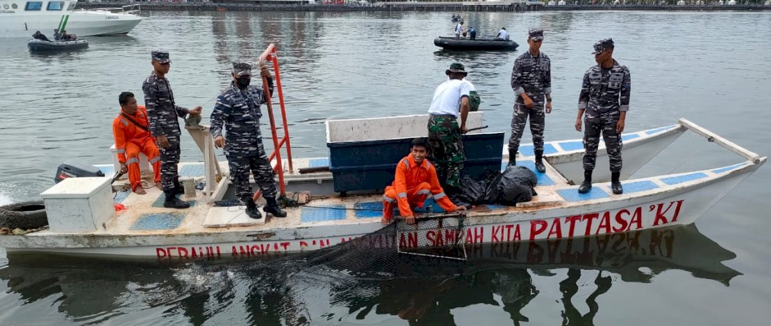 Personel Pangkalan Utama TNI Angkatan Laut VI dan dua kapal perang melakukan aksi bersih laut di kawasan perairan Losari Kota Makassar, Rabu (7/09/2022).