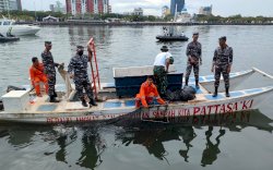 Jelang Pelaksanaan  F8, Lantamal Vl Makassar Bersihkan Laut di Kawasan Pantai Losari 