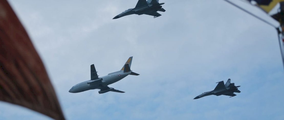 Pembukaan Makassar International Eight Festival and Forum 2022 atau Makassar F8 ditandai dengan atraksi dirgantara.