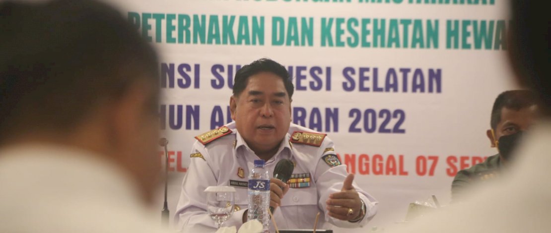 Sekda Provinsi Sulsel, Abdul Hayat Gani, memberikan arahan dalam Pertemuan Koordinasi Satgas PMK (Penyakit Mulut dan Kuku) Provinsi Sulsel, Kegiatan Layanan Hubungan Masyarakat Satuan Kerja Dinas Peternakan dan Kesehatan Hewan Provinsi Sulsel, di Hotel Grand Sayang Park, Makassar, Rabu, 7 September 2022.
